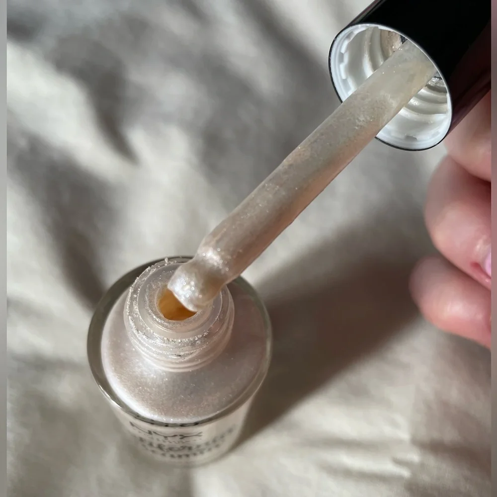 NYX California Beamin’ Liquid Highlighter, Pearl Necklace - Picture 7 of 9
